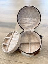 Load image into Gallery viewer, Circle Cowhide Jewelry Case